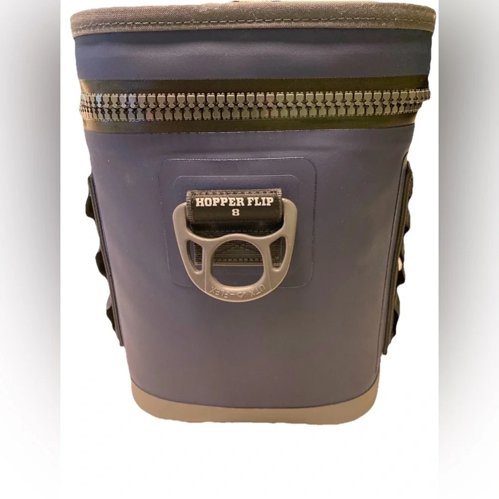 YETI Hopper Flip 8 Soft Cooler Navy 100% Leakproof NWT w Strap & Zip Lubricant - Picture 6 of 6